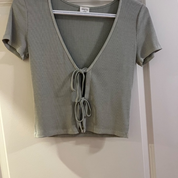 Aritzia Wilfred Free Only Tie Front T-Shirt in Yucca Green and Light Brown - Picture 2 of 6